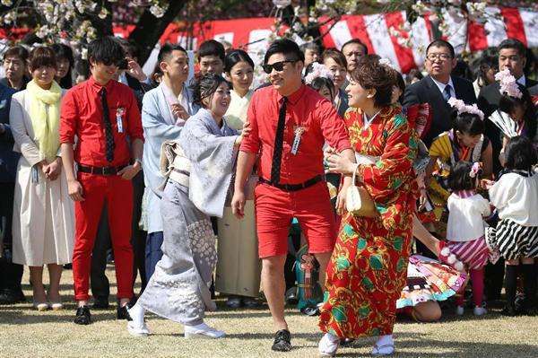 安倍晋三首相主催「桜を見る会」に爆笑問題や8.6秒バズーカーなど著名人らが出席