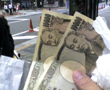 「金は万能か?」大富豪の孫が仰天の実験、道行く人に「金やるから脱いで」など要求―ロシア