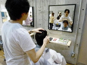 今さらですが…首相も利用「美容室に男性」解禁