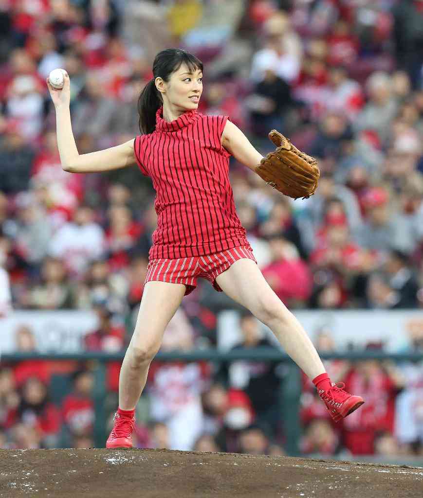 吉田羊、ショーパン姿で人生初始球式。ノーバンならず再登板希望