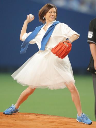 吉田羊、ショーパン姿で人生初始球式。ノーバンならず再登板希望