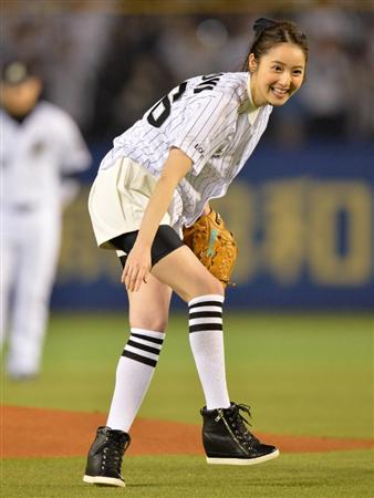 吉田羊、ショーパン姿で人生初始球式。ノーバンならず再登板希望
