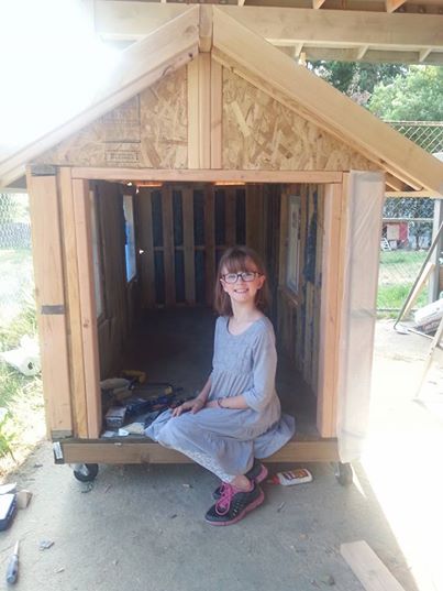 【末恐ろしい子】ホームレスのためにシェルターを作る9才の少女！
