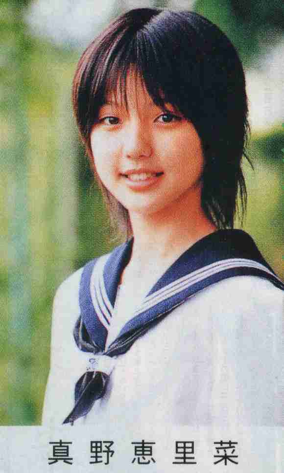 “29歳”篠田麻里子、制服姿に自虐「年甲斐もなく…」