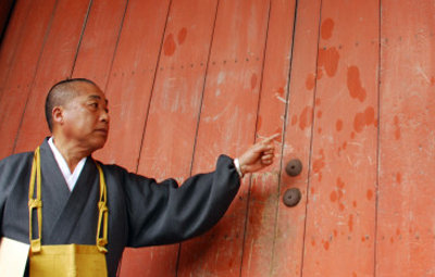 寺社に油事件、宗教団体幹部に逮捕状…「お清め」と証言