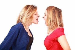 なぜ“おばさん”は、若い女性を嫌っていちいち口撃するのか？ 人生を後悔、若さに嫉妬