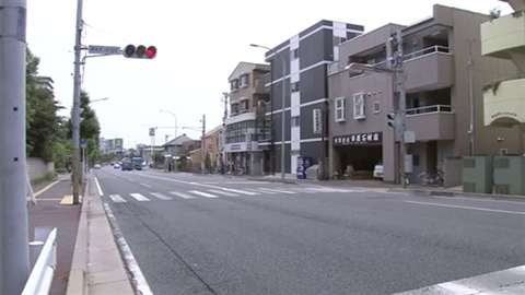 イヤホンつけて運転の自転車にはねられ女性死亡