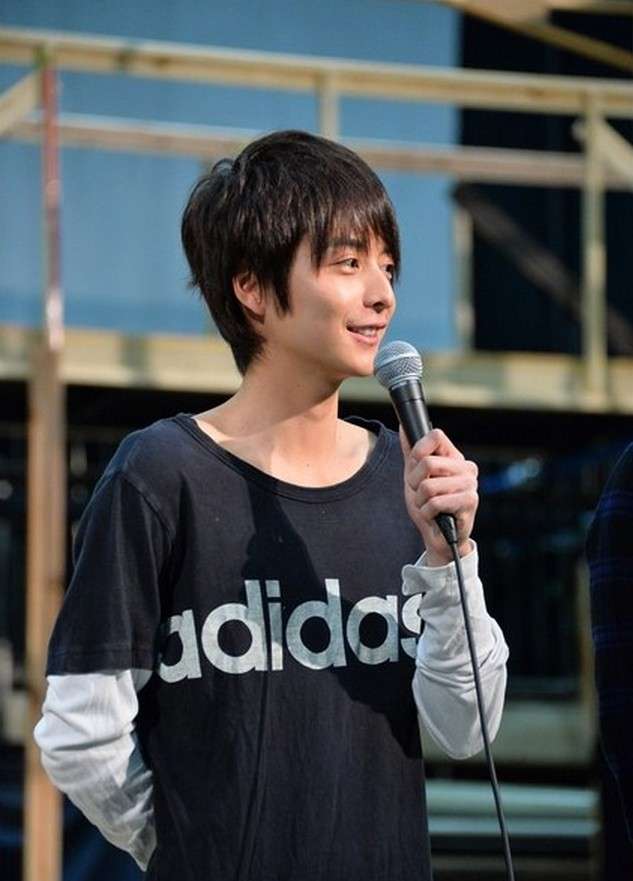 小池徹平“ガチ壁ドン”される「いきなりオッパイ触らされて金要求」。ムキムキの腹筋も話題に