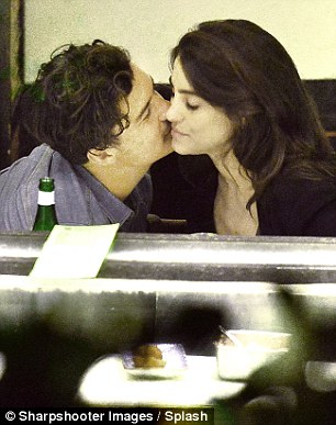 オーランド・ブルーム、すし屋で黒髪美女といちゃいちゃキス