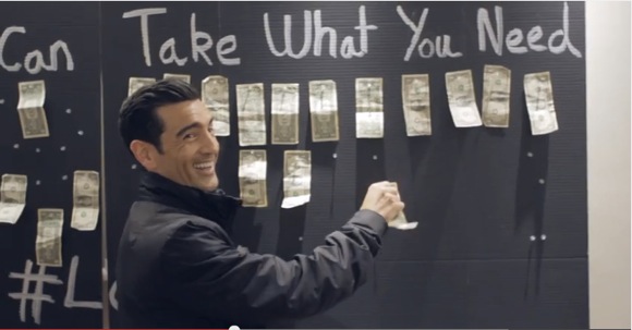 【なにこれ実験動画】『お金が貼られたボード』が駅に出現！ 「余裕がある人は寄付を」「必要な人はお金を持っていって」だって？ 人々の反応はいかに | ロケットニュース24