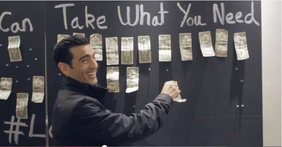 『お金が貼られたボード』が駅に出現！ 「余裕がある人は寄付を」「必要な人はお金を持っていって」だって？ 人々の反応はいかに