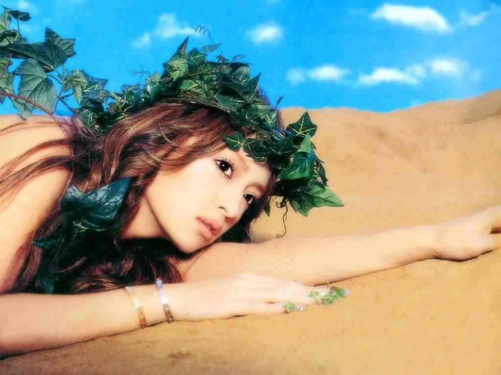 浜崎あゆみ、肩出し服で胸の谷間も露わな写真公開
