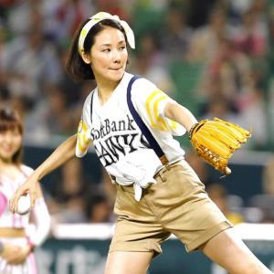 吉田羊、ショーパン姿で人生初始球式。ノーバンならず再登板希望