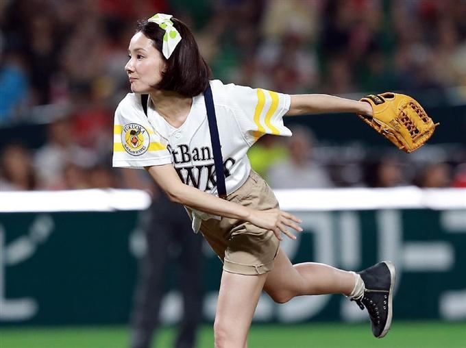 吉田羊、ショーパン姿で人生初始球式。ノーバンならず再登板希望