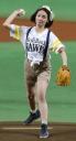 吉田羊　ショーパン姿で人生初始球式　ノーバンならず再登板希望 ― スポニチ Sponichi Annex 芸能