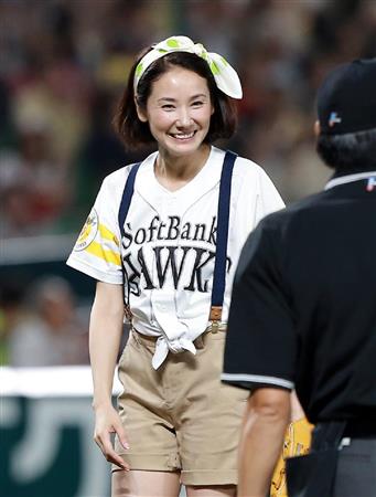 吉田羊、ショーパン姿で人生初始球式。ノーバンならず再登板希望