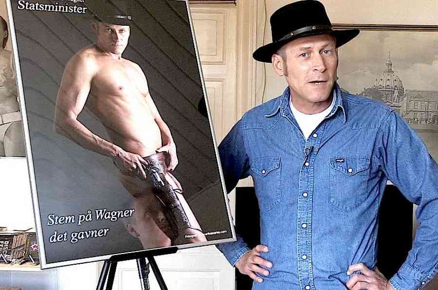 Efter penis-plakat: John vælter sig i frække tilbud – Ekstra Bladet