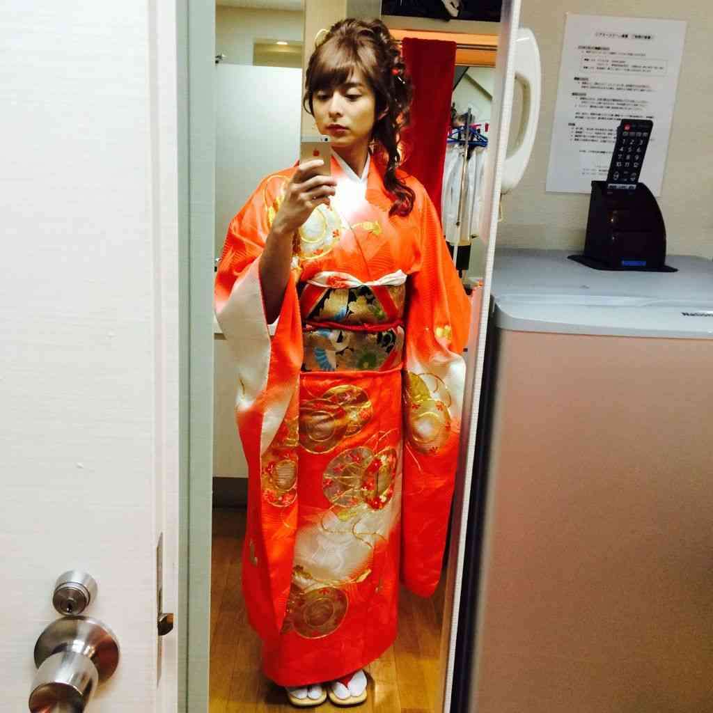 小池徹平“ガチ壁ドン”される「いきなりオッパイ触らされて金要求」。ムキムキの腹筋も話題に