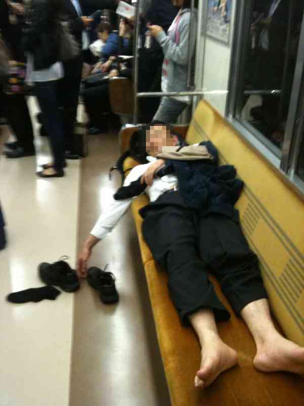 迷惑千万な電車座席での大股開き、NYではついに逮捕者も。