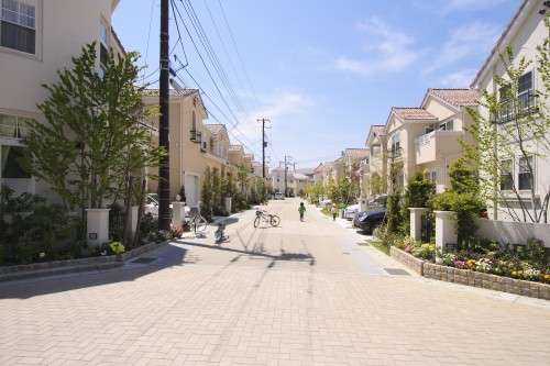 家の前で我が子を遊ばせる「道路族」 道交法違反の可能性も
