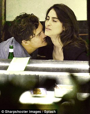 オーランド・ブルーム、すし屋で黒髪美女といちゃいちゃキス