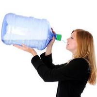 「水の飲み過ぎ」で死に至る？意外とヤバイ夏の水分補給 - NAVER まとめ