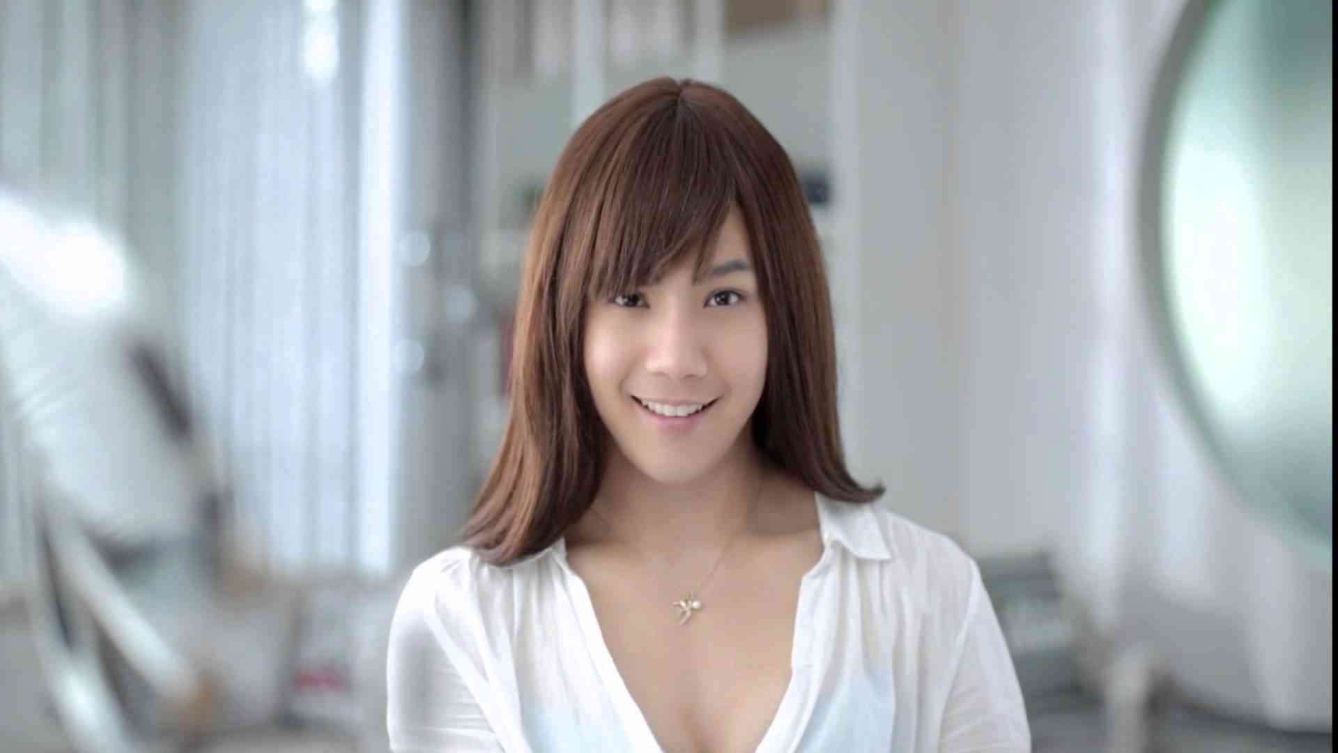 美人モデルがブラジャーを外してブラの効果を見せるCMが画期的でスゴイ