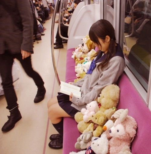 迷惑千万な電車座席での大股開き、NYではついに逮捕者も。