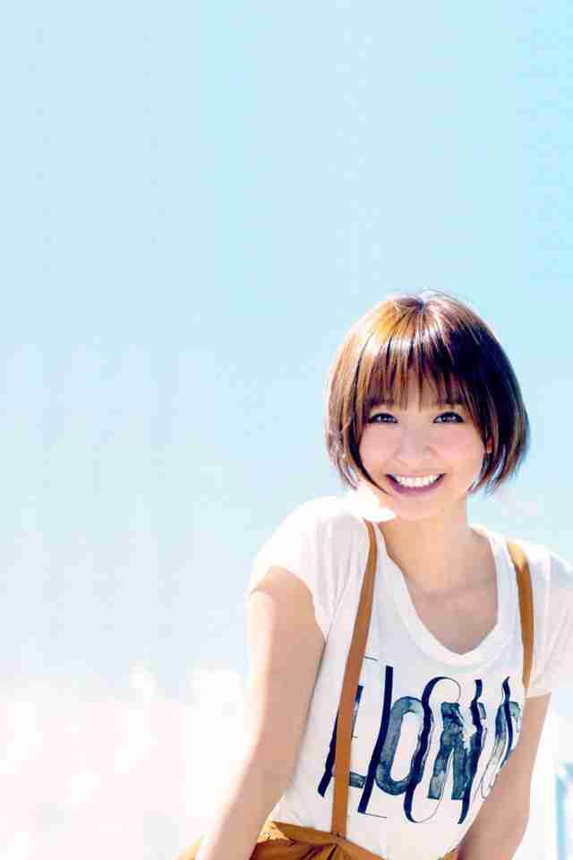 “29歳”篠田麻里子、制服姿に自虐「年甲斐もなく…」