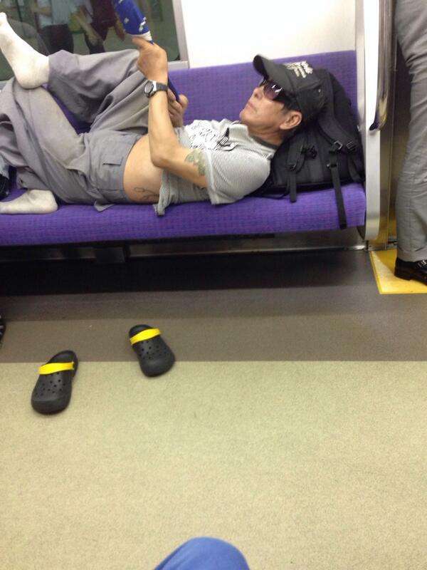 迷惑千万な電車座席での大股開き、NYではついに逮捕者も。