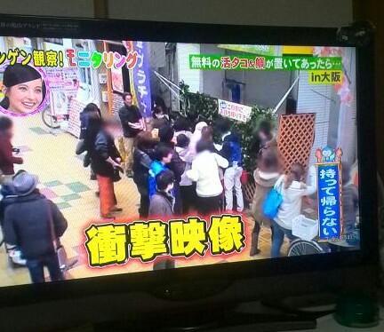 『お金が貼られたボード』が駅に出現！ 「余裕がある人は寄付を」「必要な人はお金を持っていって」だって？ 人々の反応はいかに