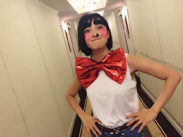 “29歳”篠田麻里子、制服姿に自虐「年甲斐もなく…」