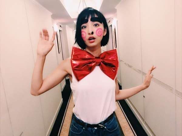 篠田麻里子“天才バカボン”風のおちゃめな姿に。変顔でも「やっぱり可愛い」と反響。