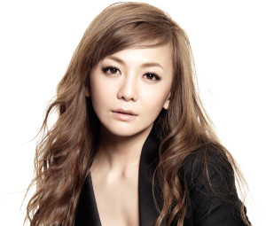 華原朋美が大胆“手ブラ”披露、「週刊プレイボーイ」グラビア喜ぶ。