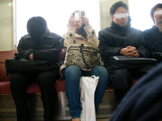 「電車内で化粧やめて!!」　地下鉄の駅に異例の啓発ポスター…乗客苦情で決断