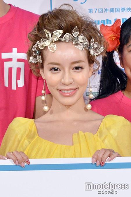 大沢ケイミのくびれたウエストに「凄いくびれ羨ましいな」「ナイス、くびれ!」