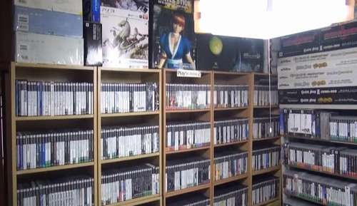 一軒家丸ごと“野生のツタヤ”、ゲーム・漫画などで埋め尽くされた家