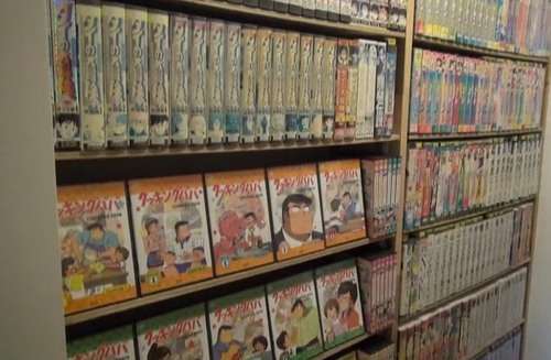 一軒家丸ごと“野生のツタヤ”、ゲーム・漫画などで埋め尽くされた家