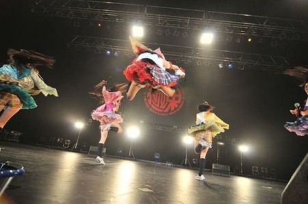 ももいろクローバーZ初のアメリカ公演! 百田夏菜子のえびぞりジャンプに4千人が驚き