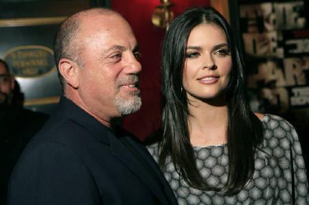 米歌手ビリー・ジョエルさん「サプライズ婚」4度目、30歳下の女性と