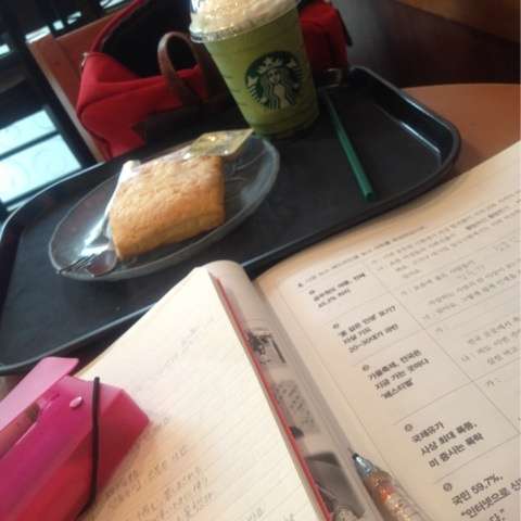スタバなどのカフェで勉強するのはどう思いますか？