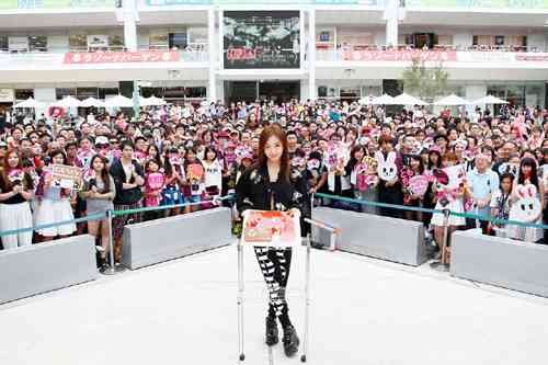 デビュー10周年の板野友美、レコ発イベントでギミギミダンス披露! ファンからのサプライズに大喜び