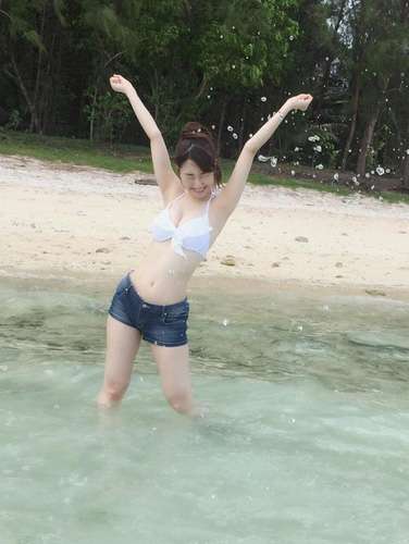 AKB48・柏木由紀がビキニ＆ホットパンツ姿のセクシーすぎる写真を投稿して話題に