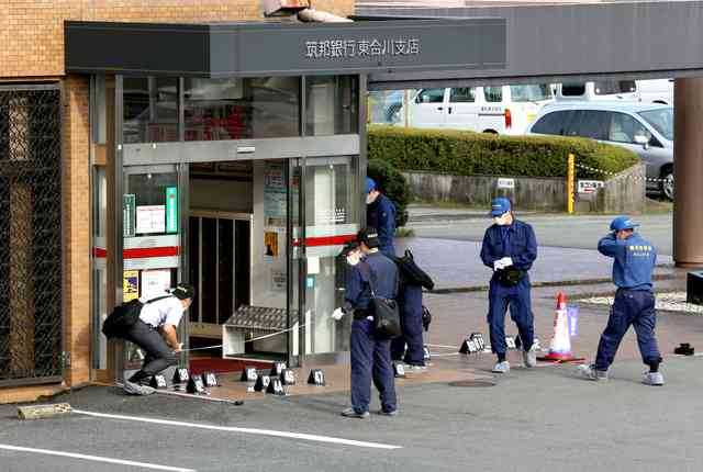 久留米市の銀行強盗未遂事件、銃突きつけられても…女性行員、両手広げ客守る