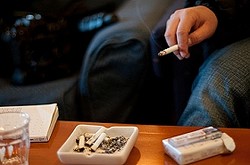 「喫煙者は採用しない」企業広がる　製薬会社、書店、靴店…