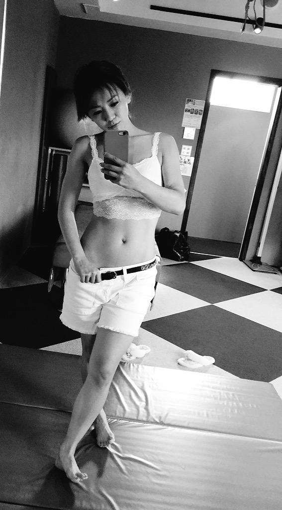 華原朋美が大胆“手ブラ”披露、「週刊プレイボーイ」グラビア喜ぶ。