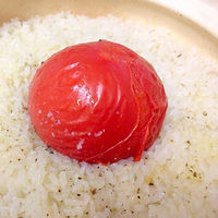 炊飯器にドーン！トマト丸ごとご飯のインパクトがすごい - NAVER まとめ