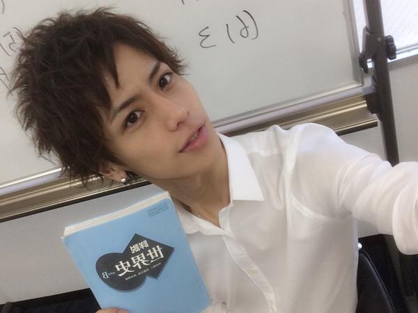 イケメンモデル北村エレンの高校教師デビューに「二次元」と反響