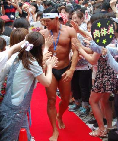 オードリー春日俊彰、地元所沢に“裸”で凱旋「皆さんのおかげでメダルが取れた」