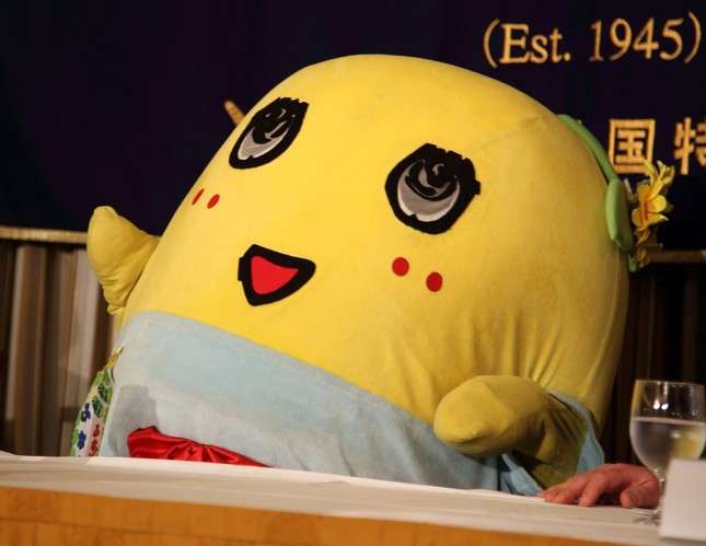 猛暑到来 ゆるキャラ「中の人」は大丈夫？熱中症防止に冷却シート貼ってステージに